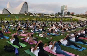 Embassy of India in Baku in association with ICCR, Heydar Aliyev Centre, Art of Living, Soham School of Yoga, Classical Yoga School and Yoga Shahi Studio organized an enriching Yoga Session at the heart of Baku city at Heydar Aliyev Centre on 22 June 2019. #IDY2019